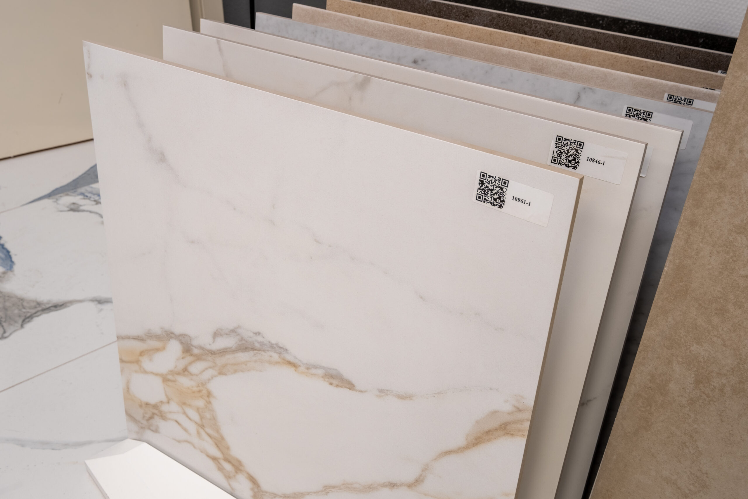 Grote marmerlook tegelplaten in het rek in de showroom
