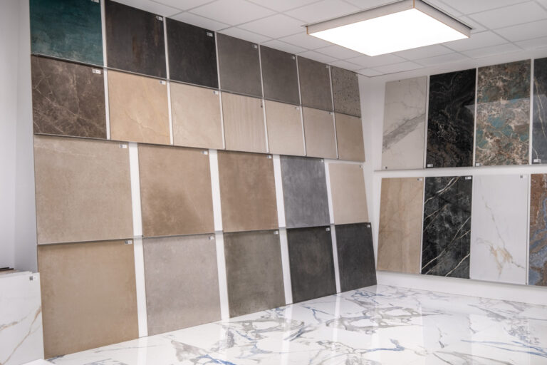Wand met tegelpanelen in beige, grijs en marmerlook in de showroom