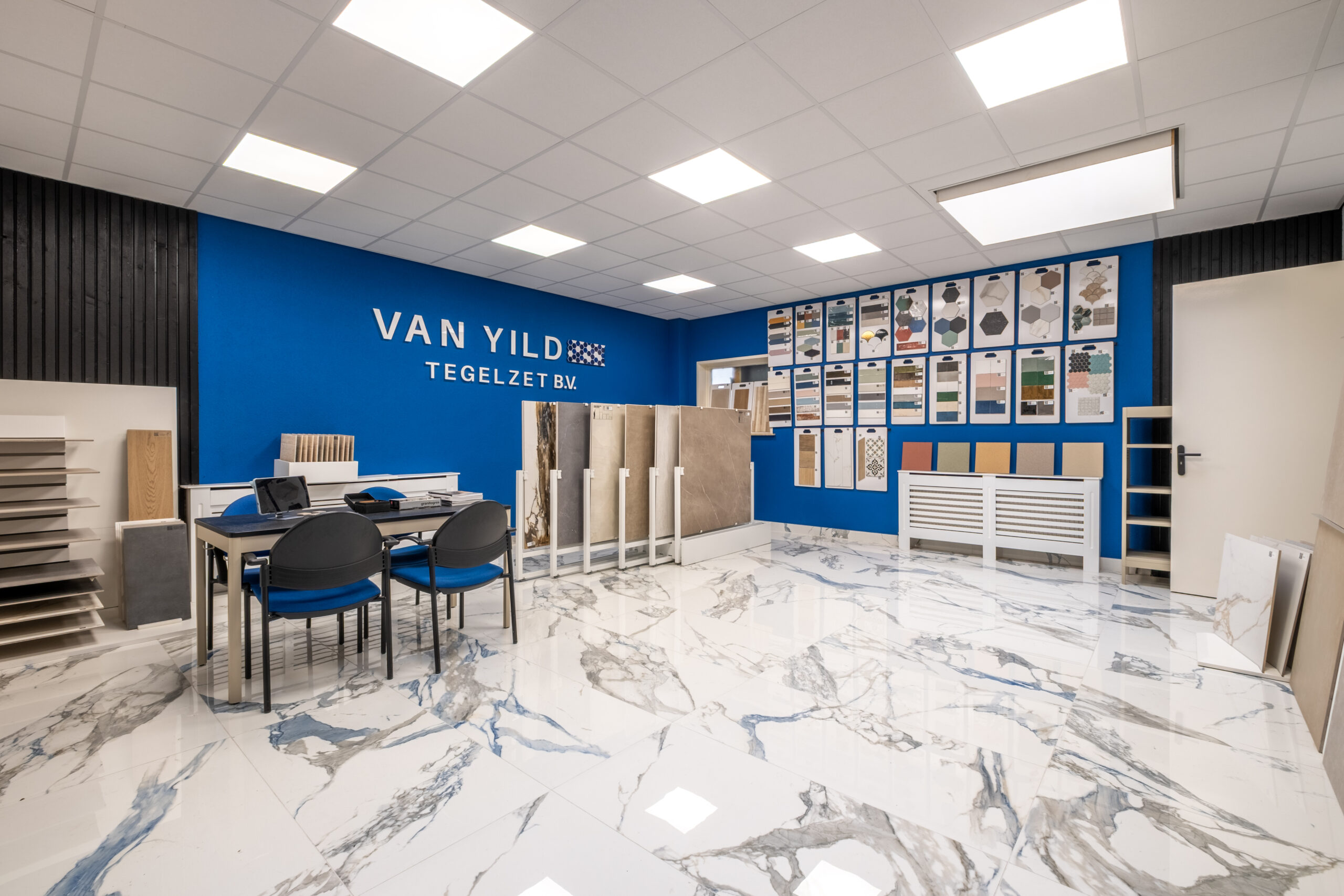 Adviestafel in de showroom met tegelrekken op de achtergrond